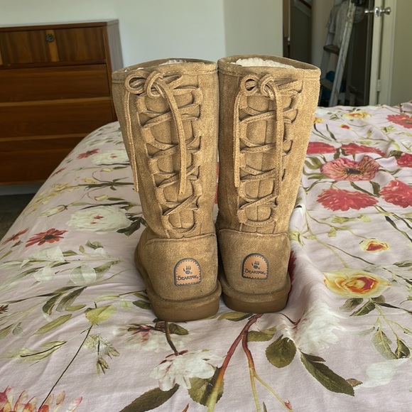 UGG bear paw boots tie back adorable perfect condition - Picture 4 of 6